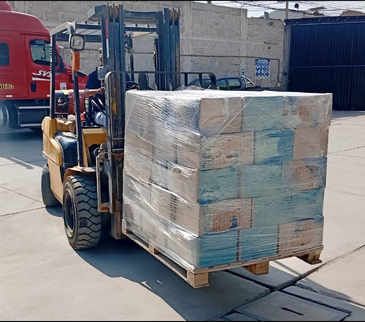 Montacargas de EMPAC cargando un pallet de cajas de agua para su despacho