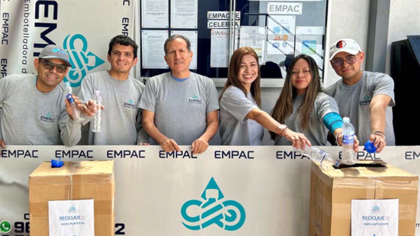 Equipo de colaboradores de EMPAC en la planta, participando en una actividad de reciclaje
